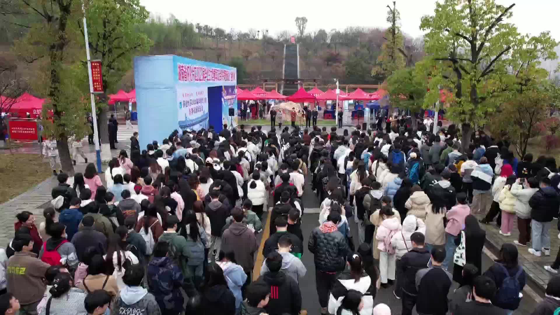 促进大学生就业 “金桥行动”首个高校专场举行