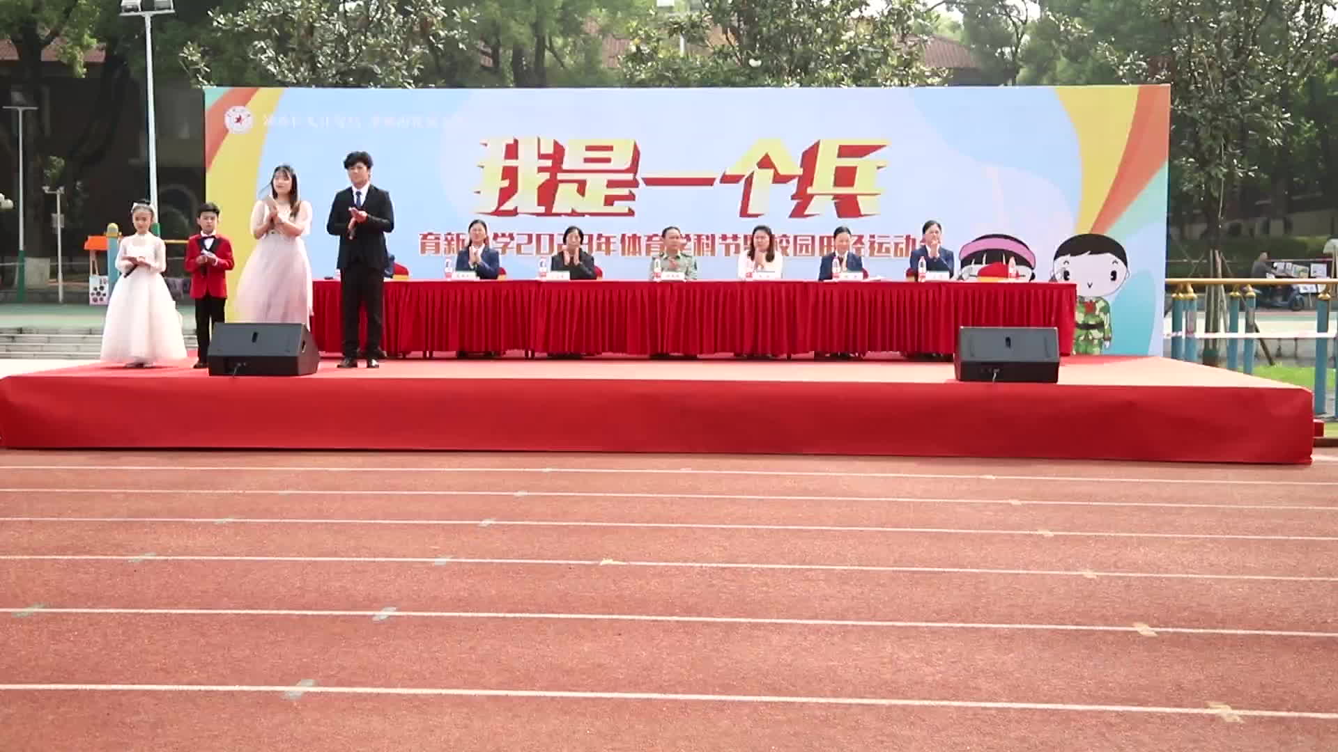 国防教育进运动会 萌娃体验“我是一个兵”
