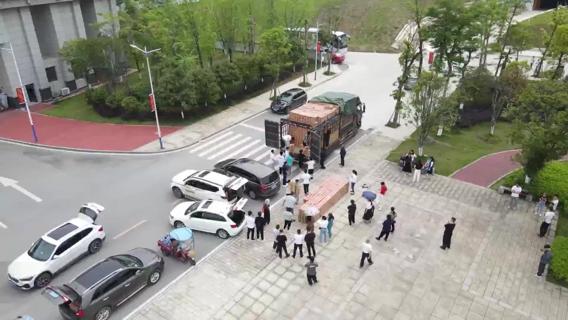 怀化：返乡创业“90后”向母校老师赠送辣椒