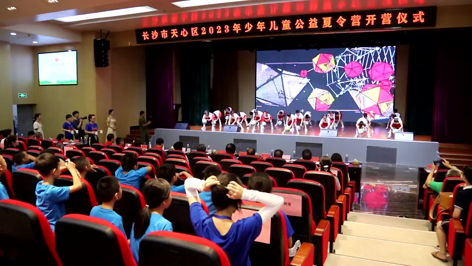 政企协手 千名学生免费参加公益夏令营