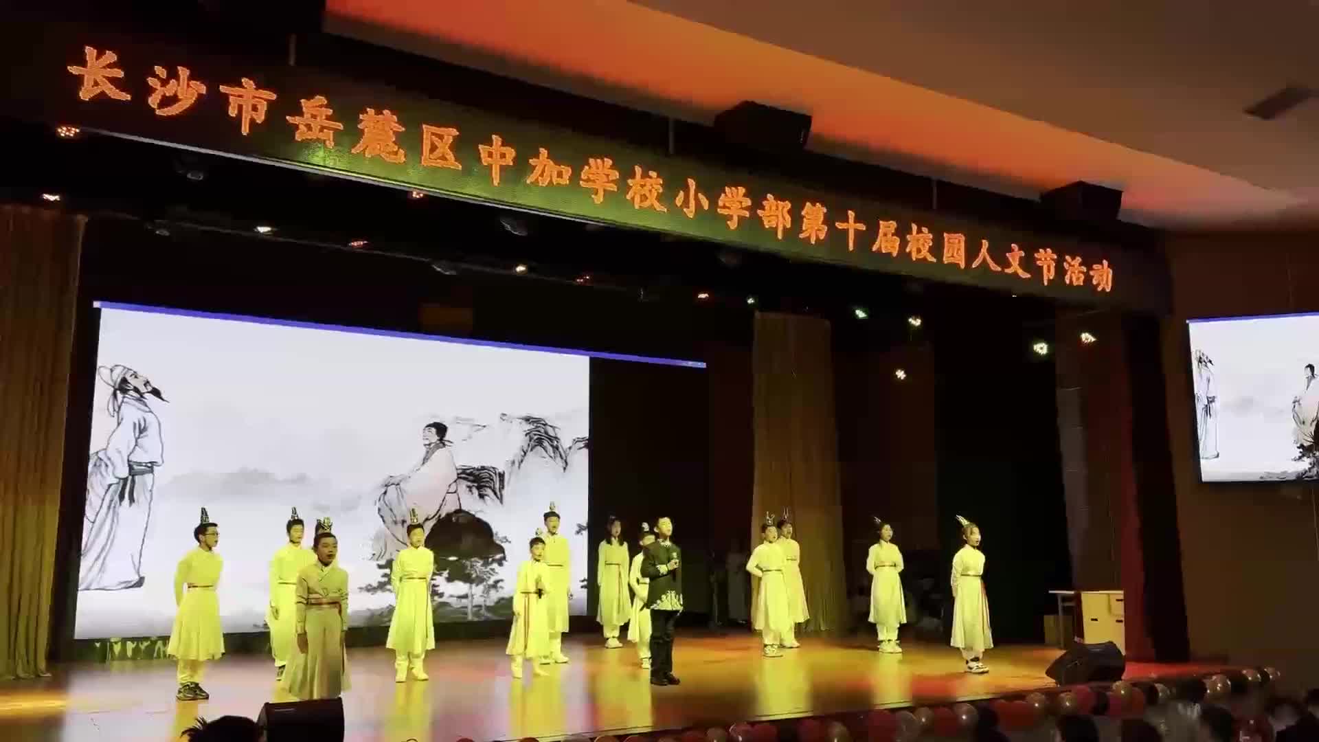 小学生参加杜甫诗朗诵 穿越千年对话诗圣