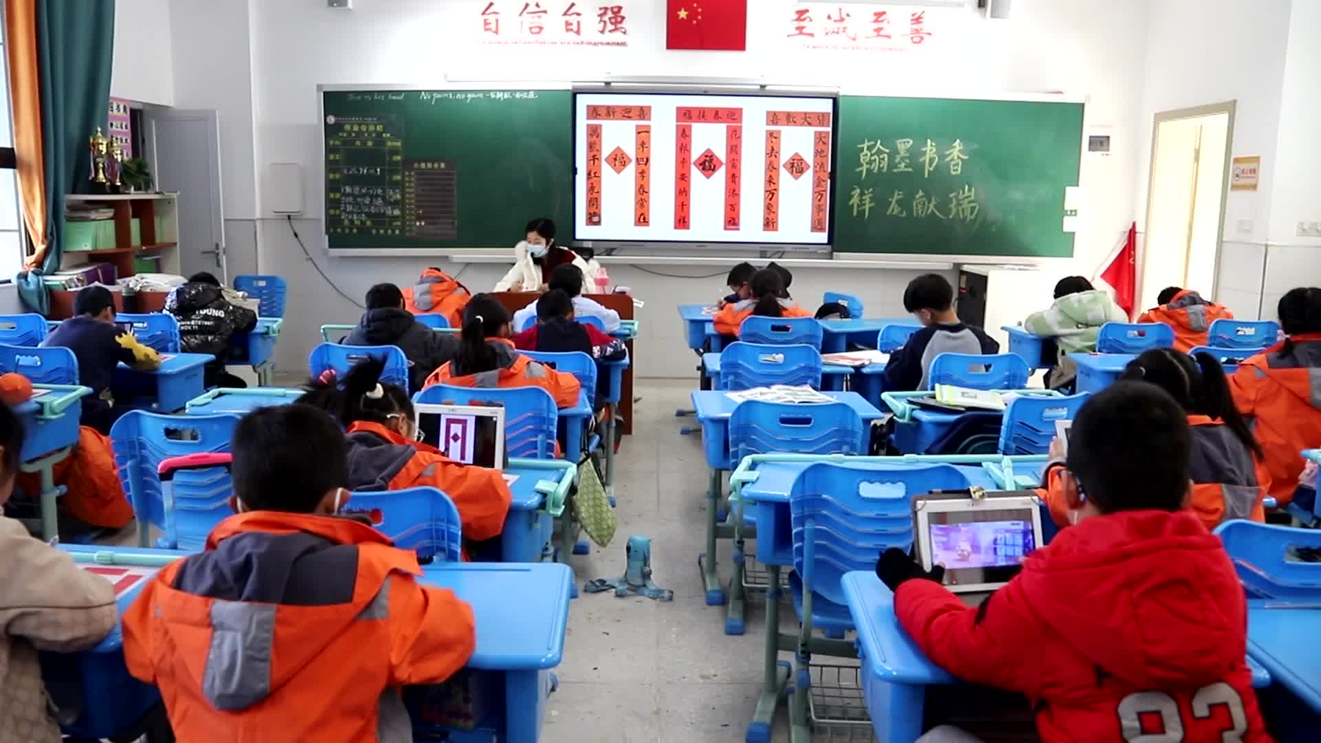 喜迎元旦：千余名学生写对联 传承传统文化