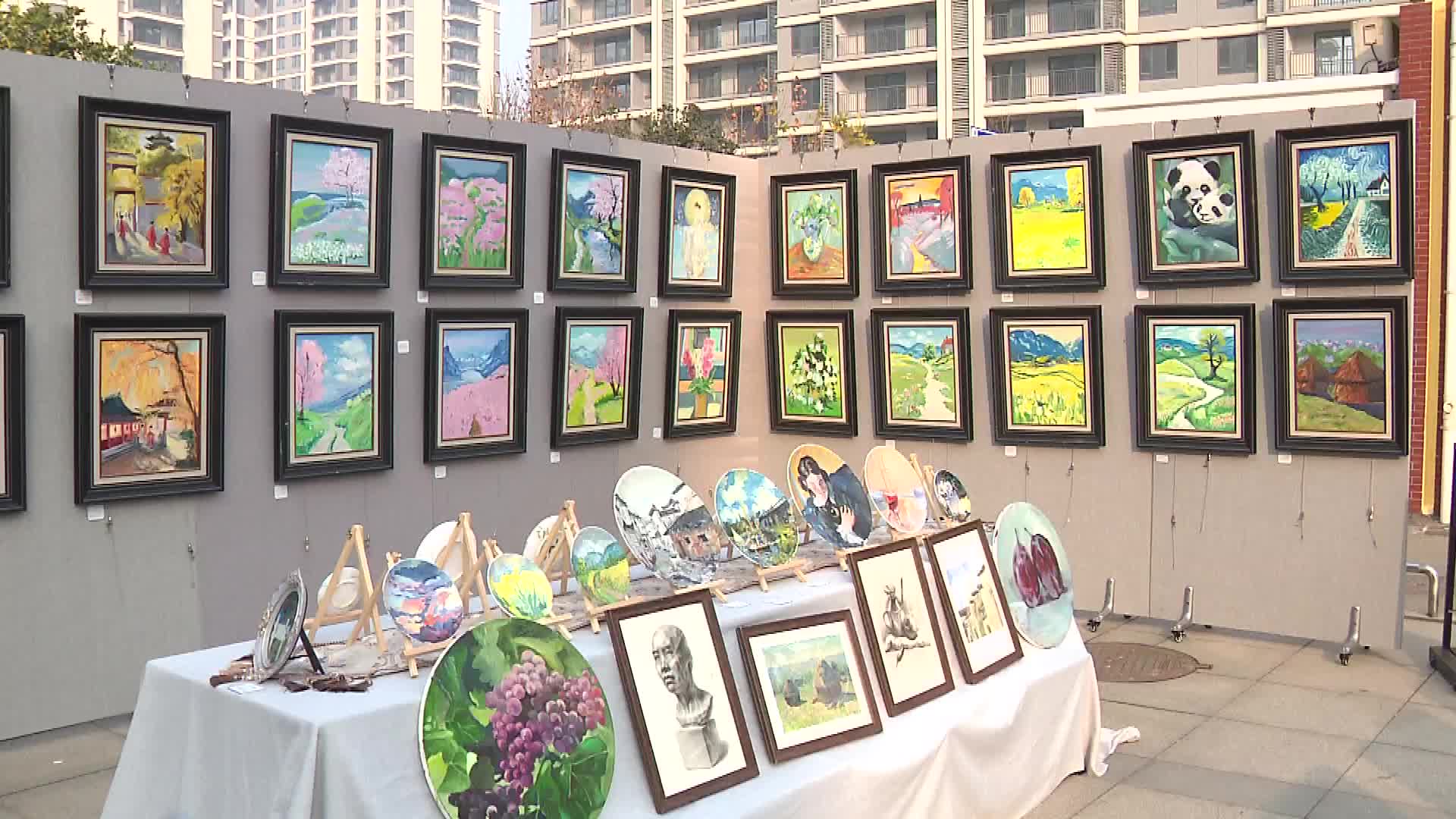 校园美术展：近千作品展示艺术文化魅力