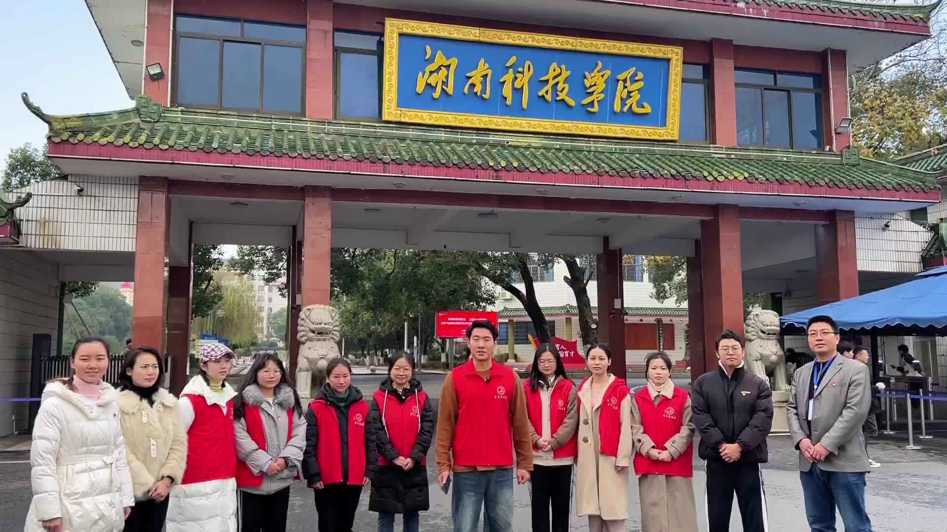 大学生走进敬老院 志愿服务暖人心