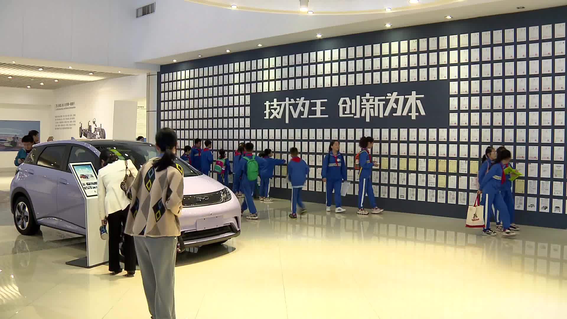 探秘工业“智”造 小学生感受科技力量