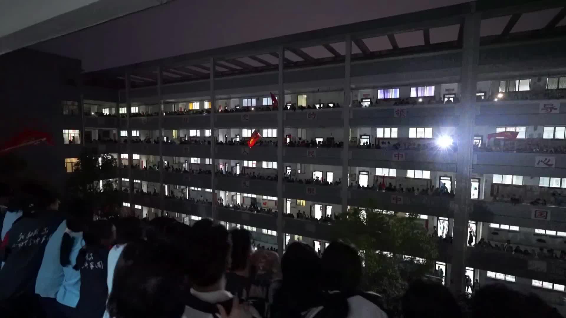 学弟学妹为高考学子加油鼓劲