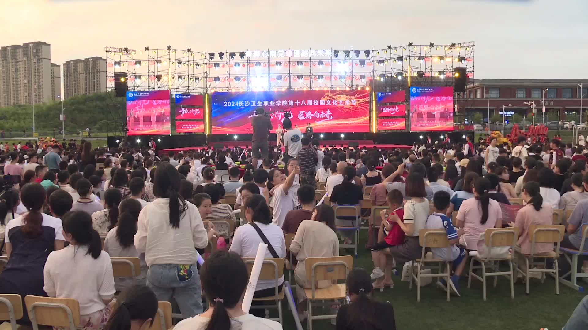 校园艺术节 很“燃”很青春