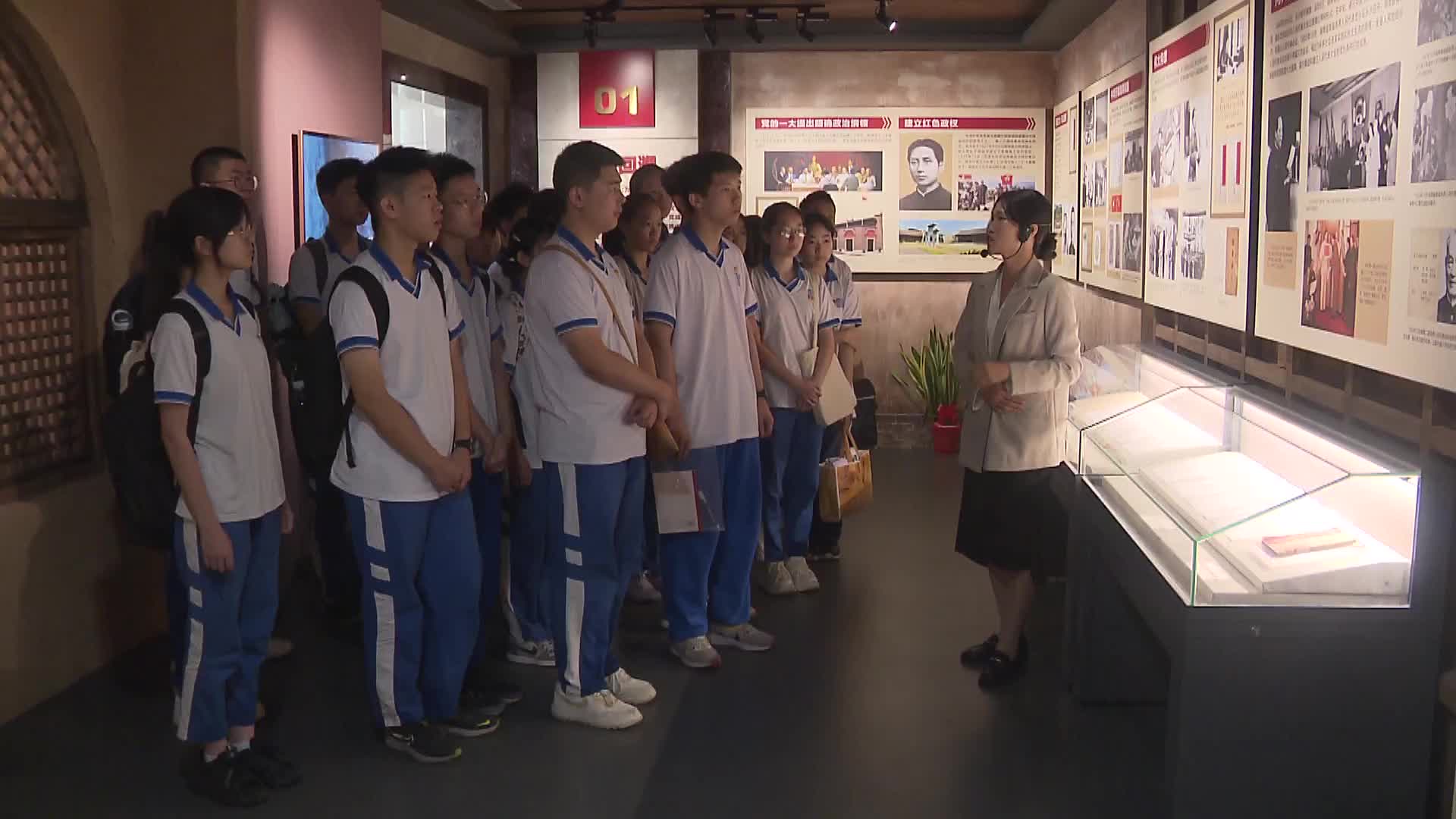 特殊毕业礼：初三学生走进省人大常委会机关