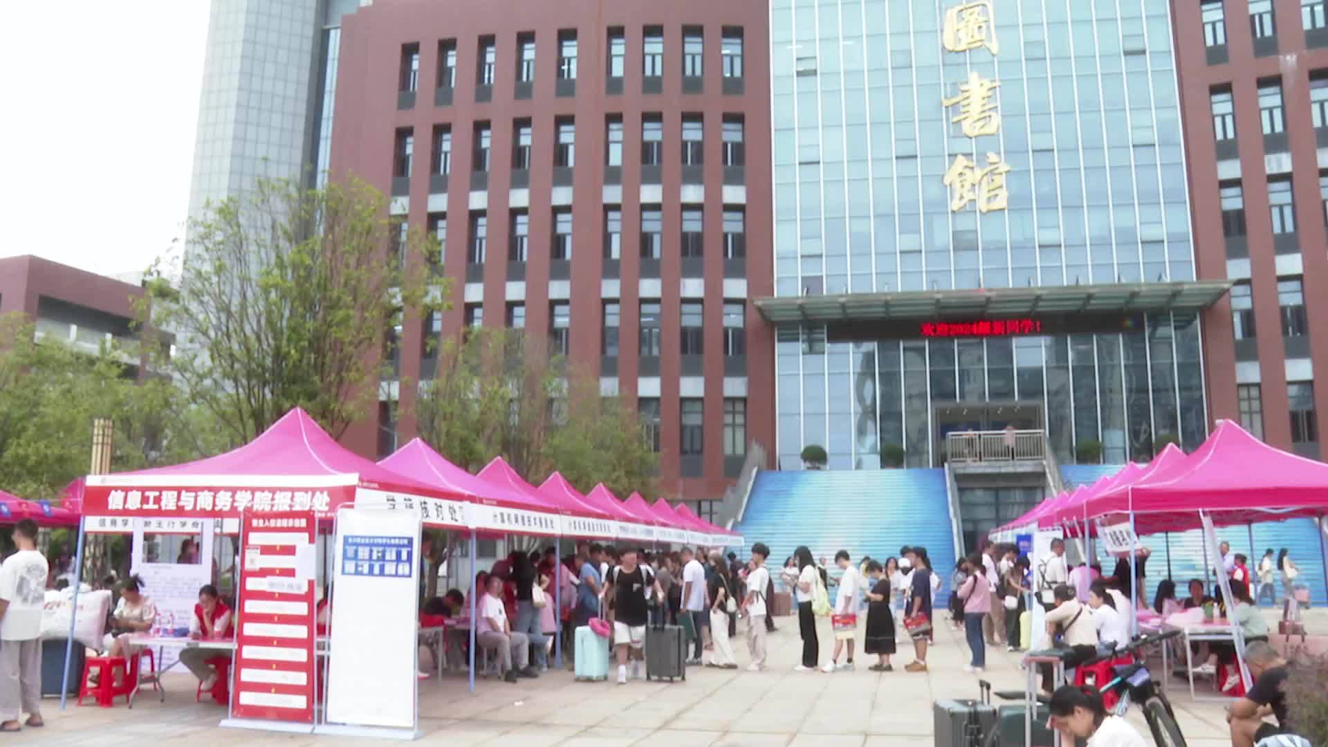 开学季：25名新生喜获学校“专属定制”生日庆典