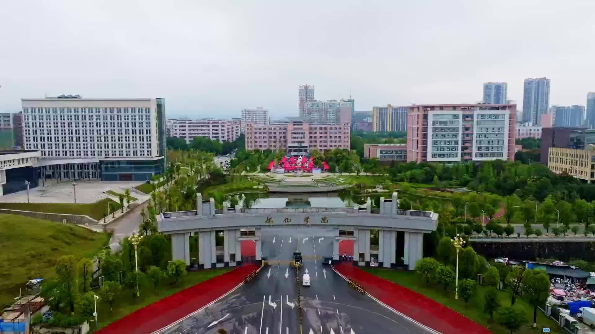 怀化学院：百余家企业入校揽才