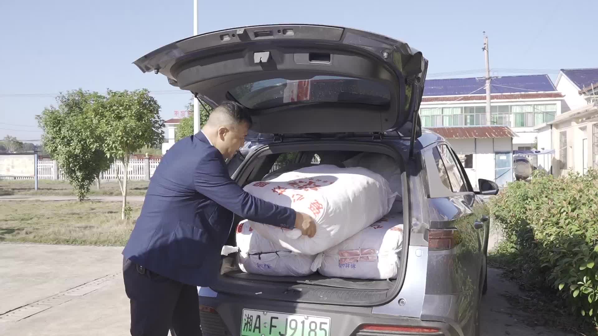 助力乡村教育 爱心企业为乡村孩子捐校服