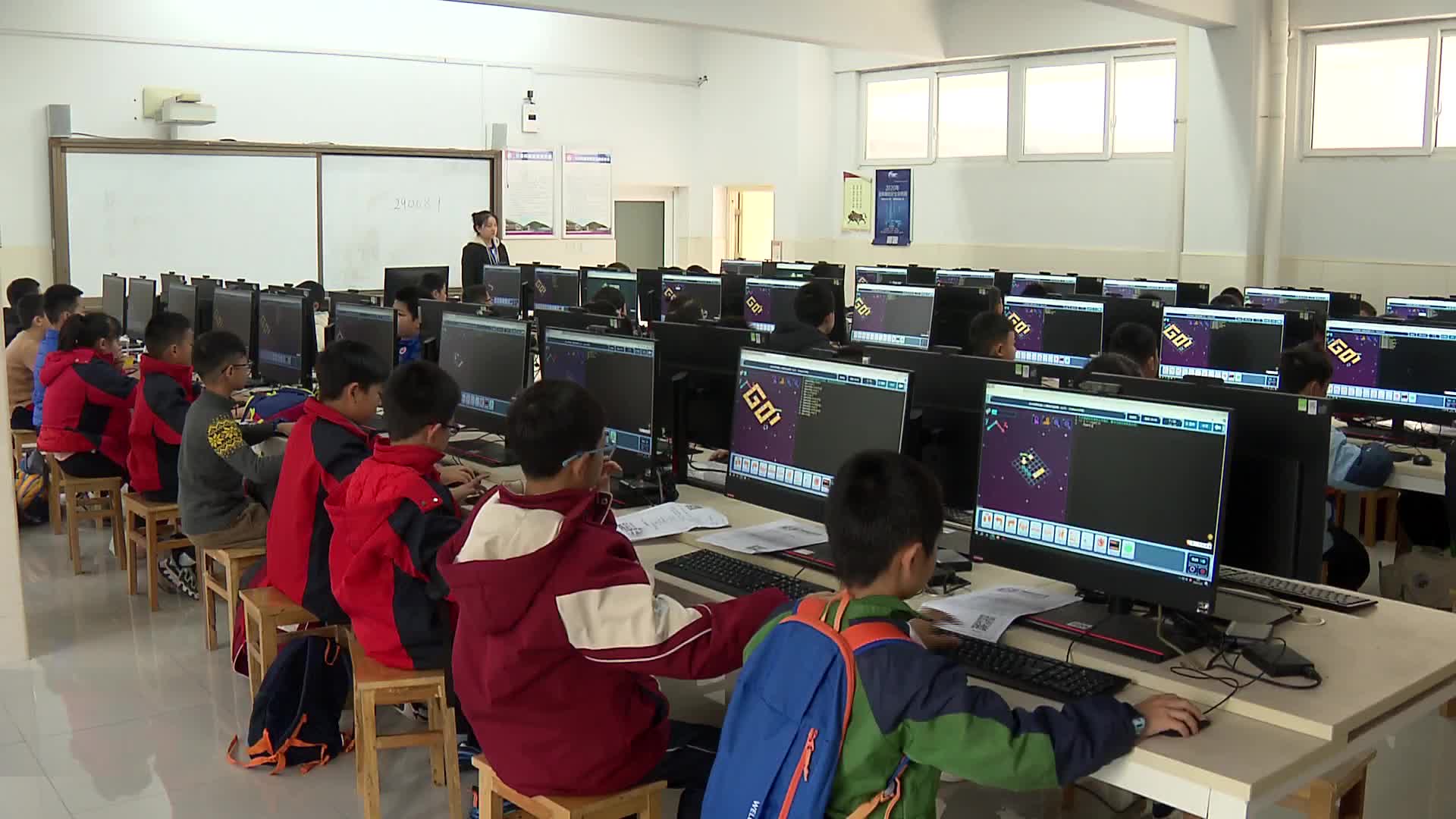 长沙：600多名青少年“机”智对决