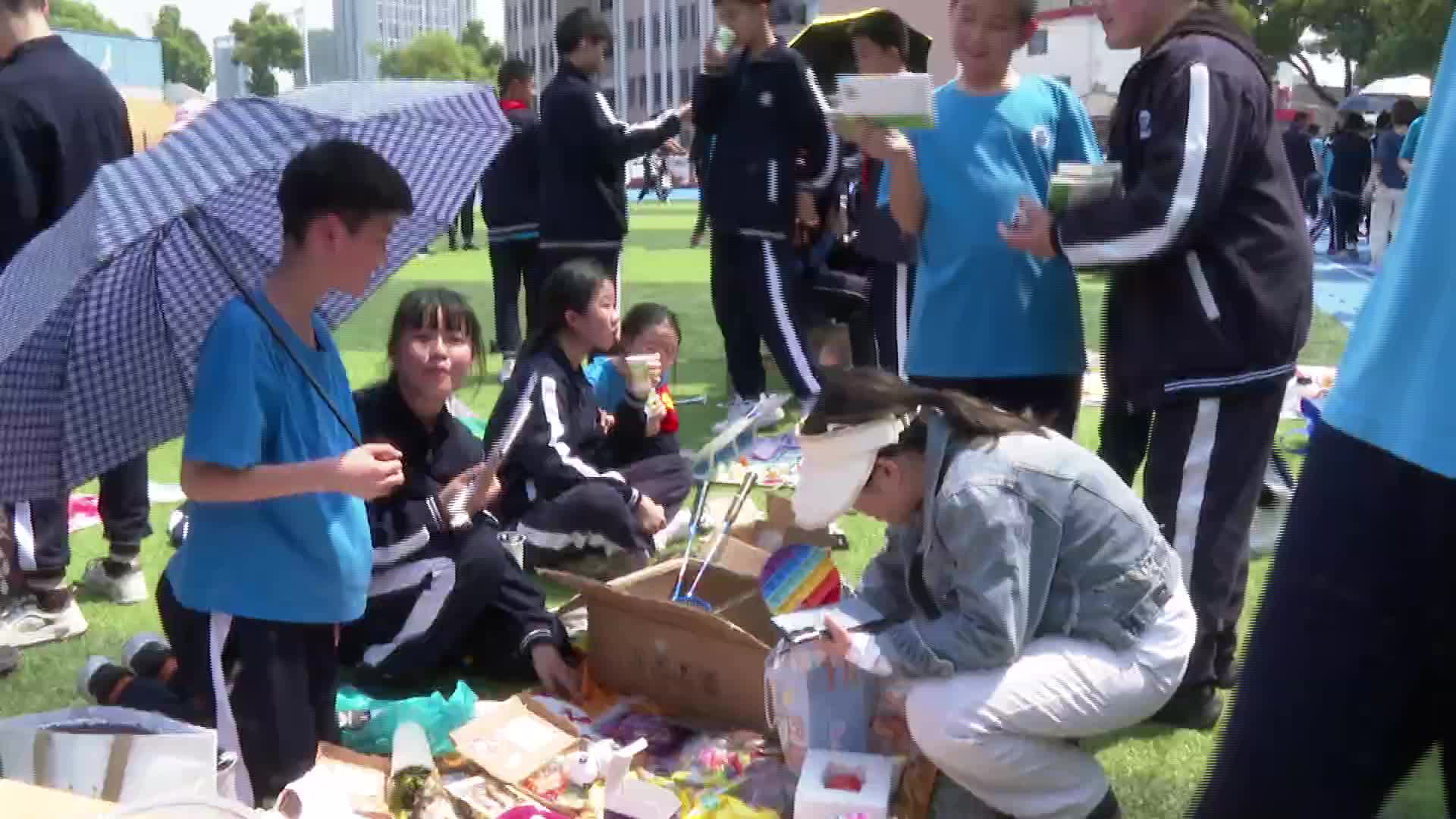长沙：中学生义卖为脑瘫儿童募集善款