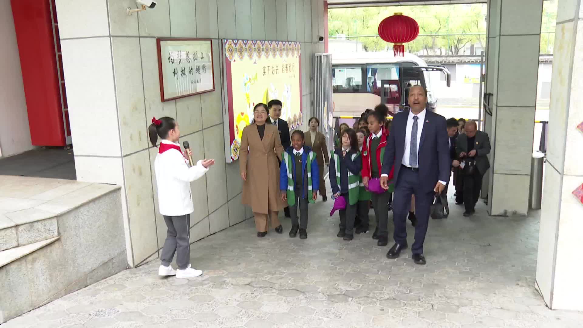中英学子共绘友谊长卷