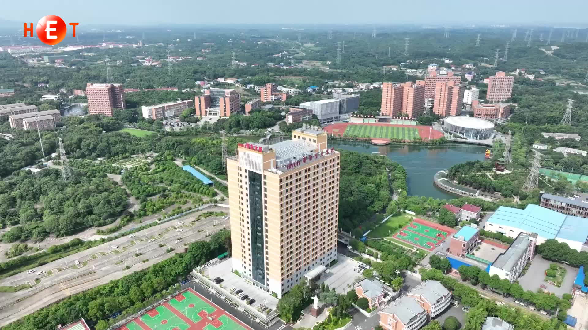 毕业典礼：机器人送证书 无人机送祝福