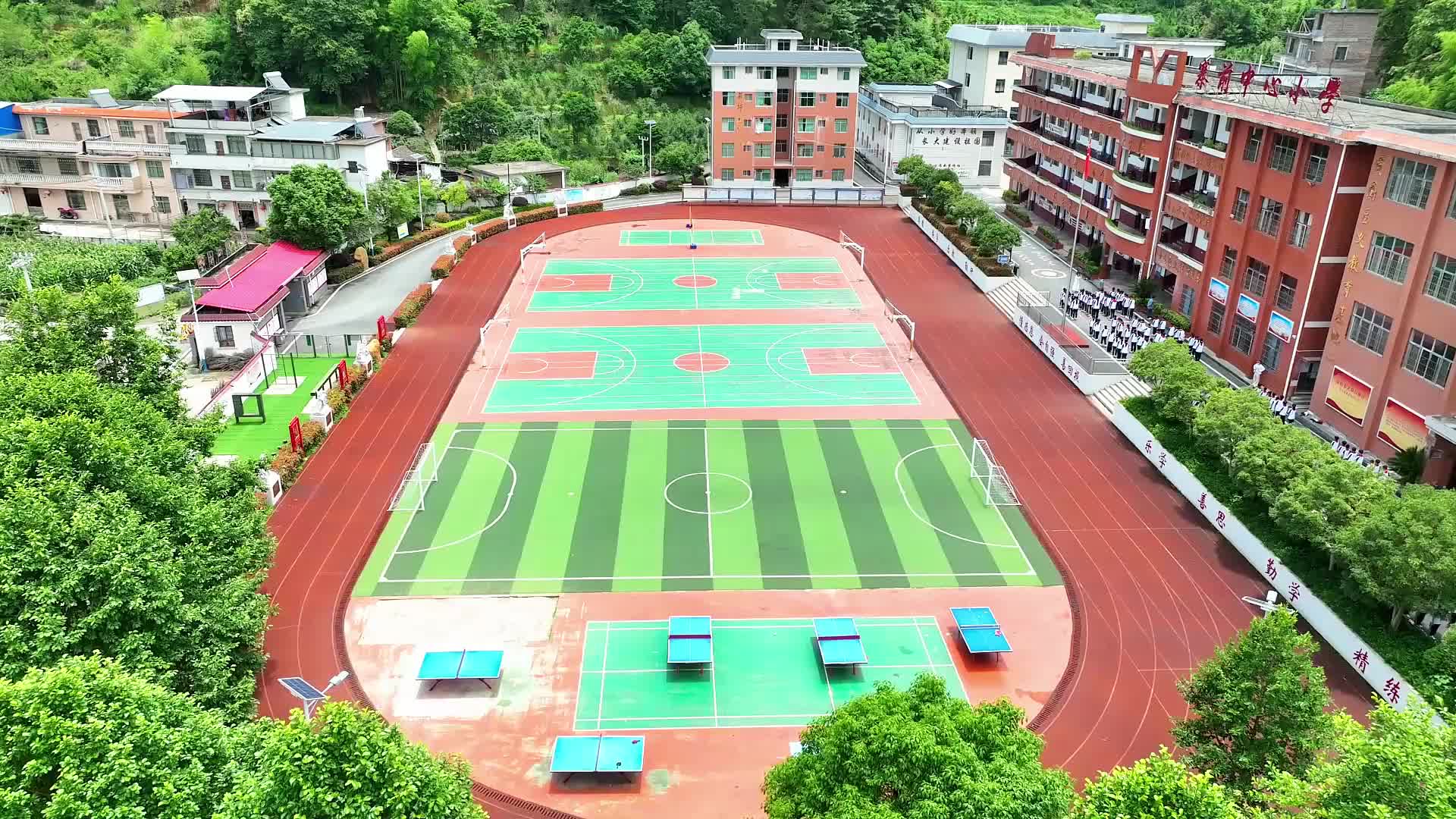 郴州市桂东县寨前镇中心小学——活力四射，魅力大课间运动点燃校园激情！动感的音乐、热情的欢呼，让每个孩子释放压力，感受青春的活力与激情！