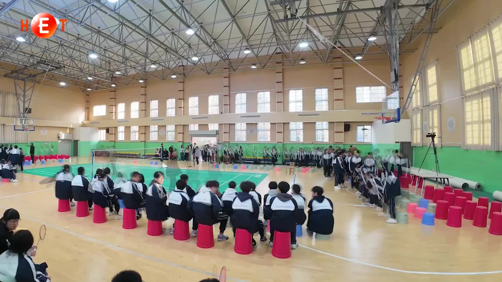 “书记校长喊你来运动”：师生比拼羽毛球技