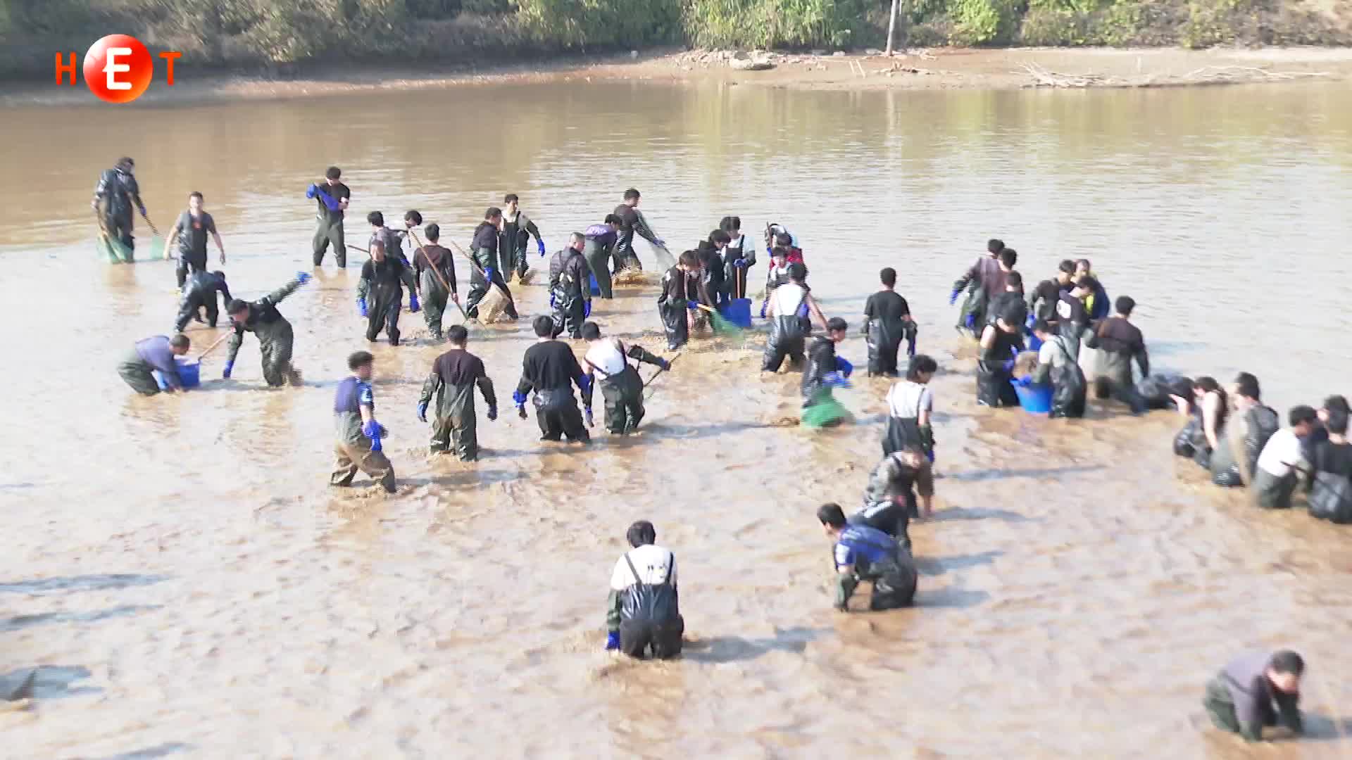 大学生变身“捕鱼达人”