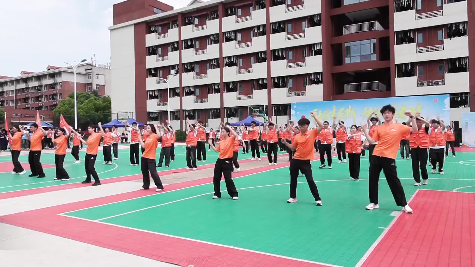 高校运动会：将赛场“搬”到宿舍楼下