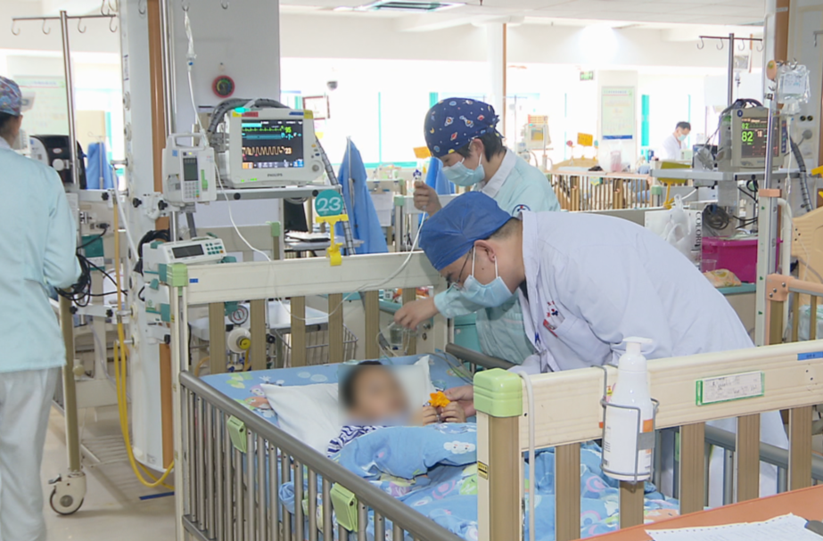 节假日谨防儿童意外伤害：兄弟俩捞玩具跌入池塘  致3岁弟弟溺亡