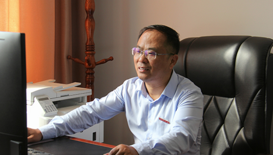 这位湘潭大学教师教思政17年 如今紧随00后步伐
