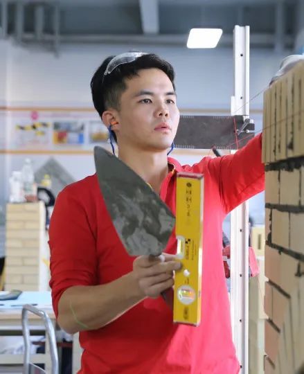 湖南教师砌刀下的“强国梦” ——记2022年世界技能大赛特别赛砌筑项目冠军伍远州