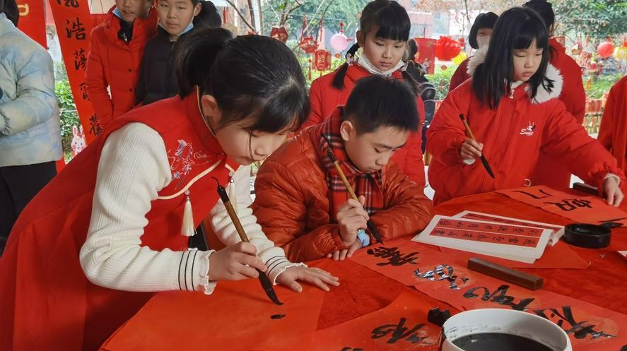 长沙中小学报到日：“新”意满满 开启兔年新篇章