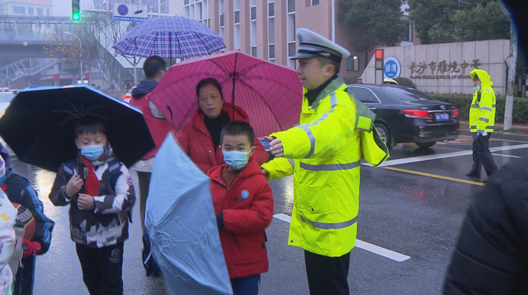 长沙交警开辟“护学通道” 守护学生上下学安全