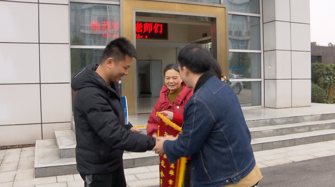 点赞！长沙一老师三次勇闯火场 教科书级扑救