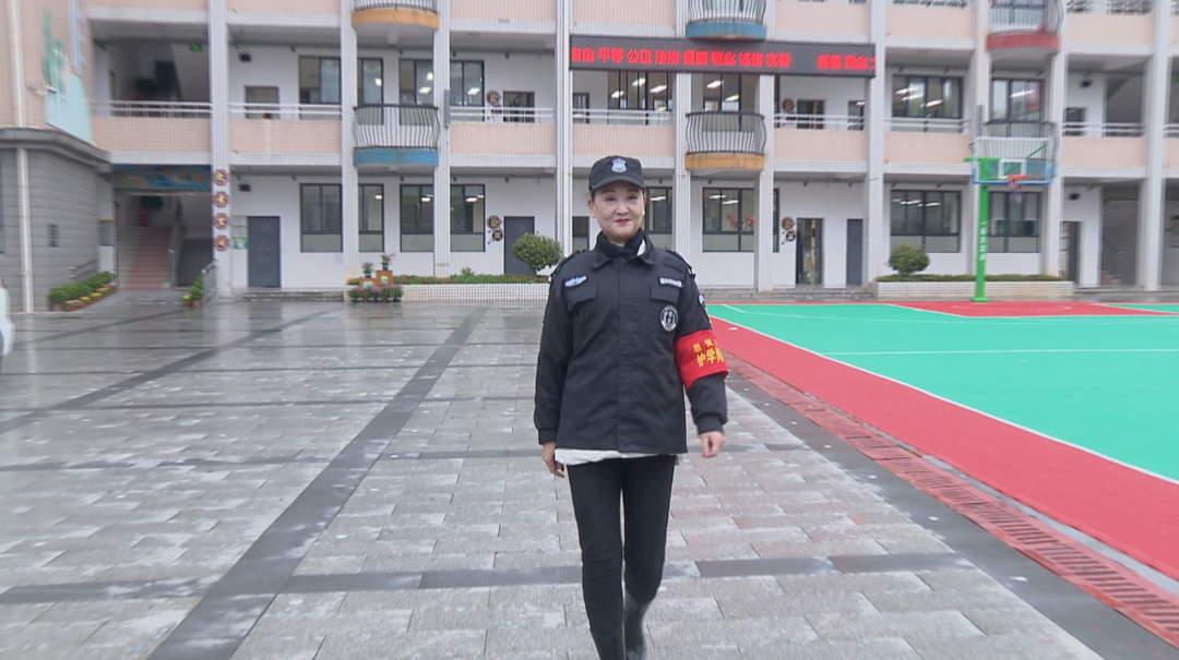 校园保安大姐的双面人生：上班守门岗 下班走T台