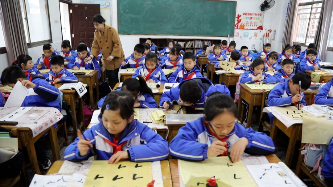 浏阳：小学生轮流为学校题写校名