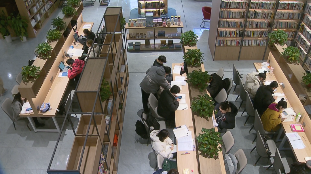 湖南高校陆续开启新学期 学生考试求职忙不停