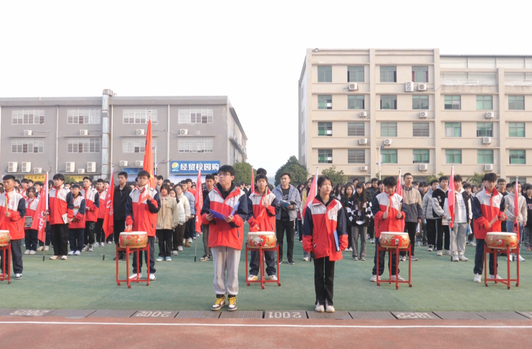奋发新学期：中职学生击鼓明誓