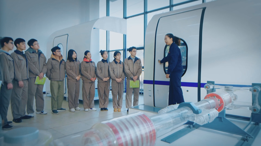 主播读报告：大力发展职业教育