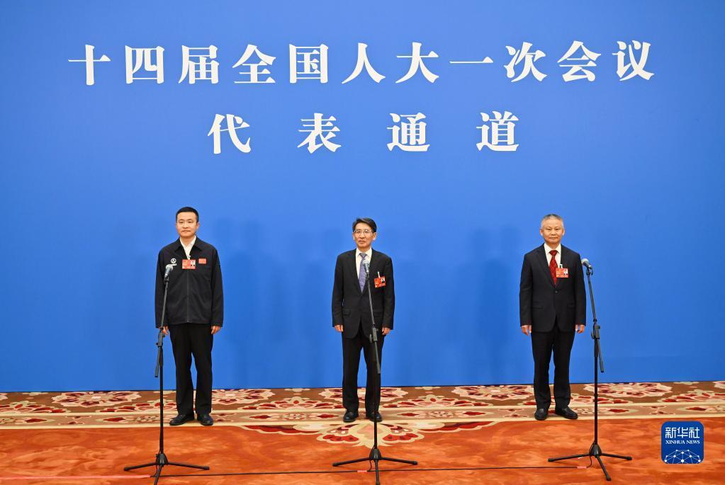 在湘全国人大代表万步炎亮相“代表通道”：“将关键核心技术牢牢掌握在中国人自己手里”