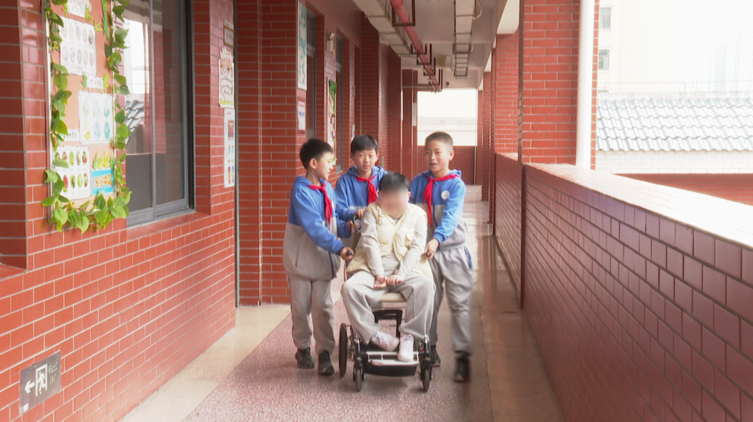 追“锋”少年：小学生连续五年助“肌无力”同学出行