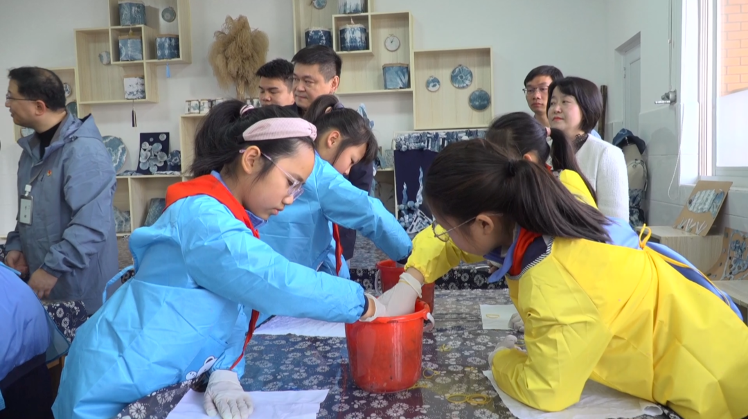 扎染课程入小学 非遗技艺受追捧