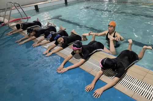 讓“旱鴨子”學會水中自救 衡東縣中學新開游泳課