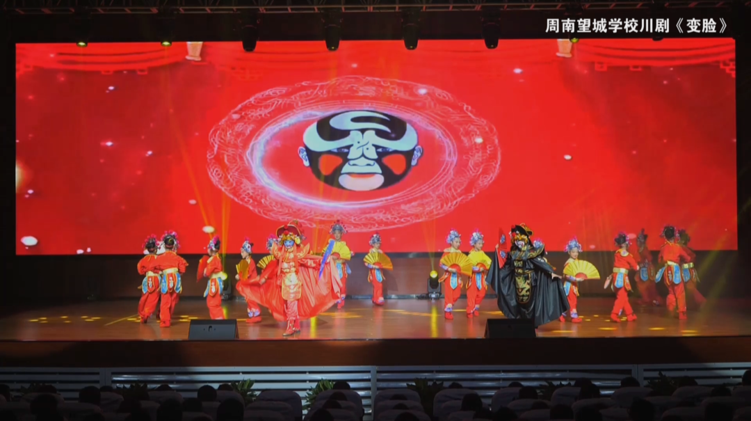 长沙：小学生表演川剧变脸大戏 一个月学会变12张脸