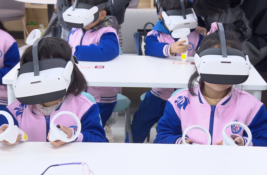 科技赋能红色课堂 VR雷锋数字展馆走进校园