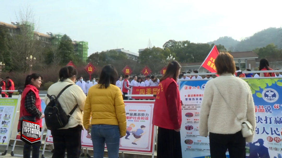 “雷锋集市”开业 志愿者“摆摊”服务居民