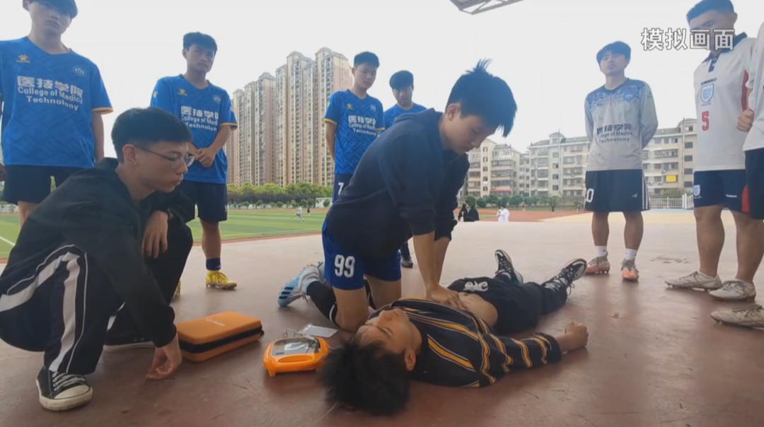 湖南：球友心脏骤停 高校四名医学生协力救助