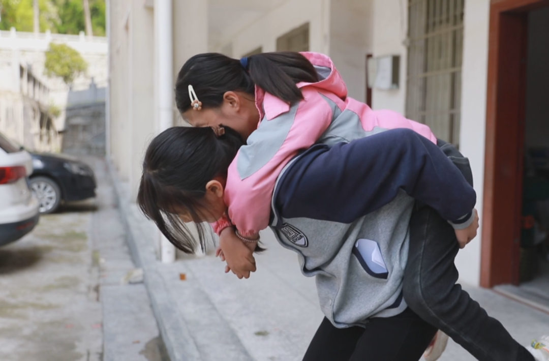 传递榜样力量 争做新时代好少年 衡阳县15岁初中女生背着同学去上课