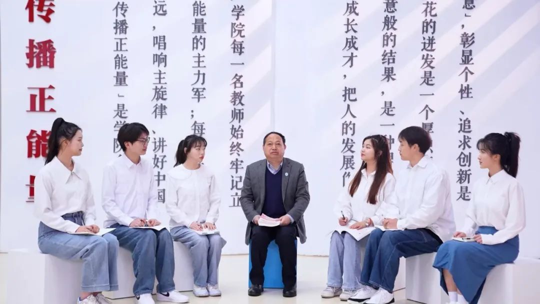 湖南大众传媒职院开设《荐读》专栏 党委书记推荐80本图书