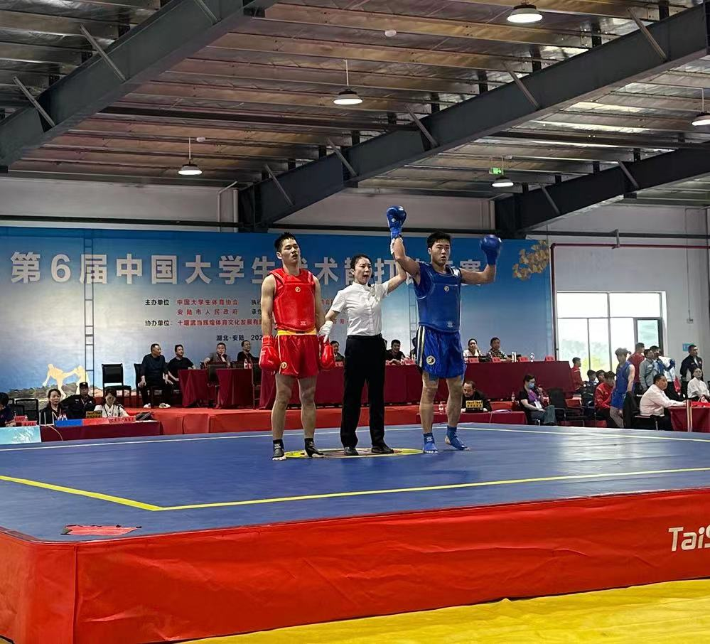 技能高手秒变“武林高手” 湖南高校学子在中国大学生武术散打锦标赛夺冠