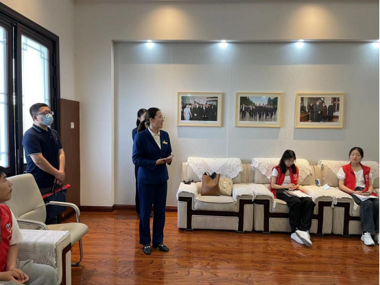 纪念馆里当义务讲解员  高校“”青马社”为学生量身定制“社会实践岗”