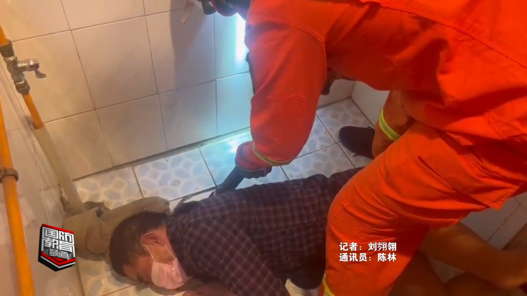 益阳沅江：便池卡手 消防紧急救援