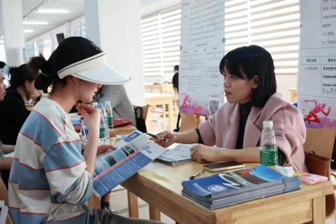 湖南举办促进大学生就业“金桥行动”