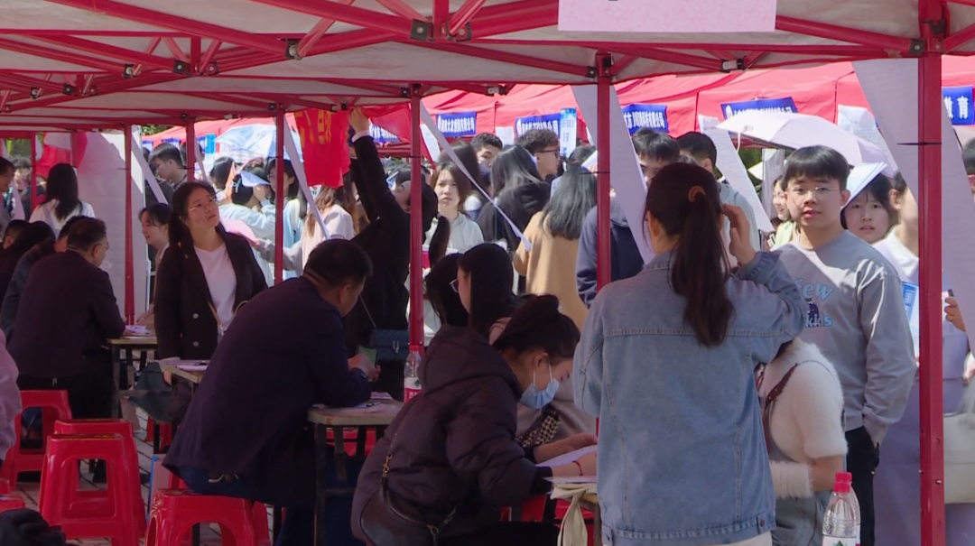 出实招拓岗位 千方百计促大学生就业
