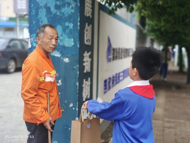 劳动迎“五一”：长沙多所中小学布置“劳动家庭作业”